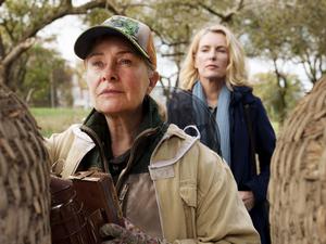 ARD/NDR TATORT: LETZTE ERNTE, am Sonntag (26.10.25) um 20:15 Uhr im ERSTEN. Charlotte Lindholm (Maria Furtwängler, r.) fühlt Biohof-Inhaberin Marlies Feldhusen (Lina Wendel, l.) auf den Zahn. © NDR/Christine Schroeder, honorarfrei - Verwendung gemäß der AGB im engen inhaltlichen, redaktionellen Zusammenhang mit genannter NDR-Sendung bei Nennung "Bild: NDR/Christine Schroeder" (S2+). NDR Presse und Information/Fotoredaktion, Tel: 040/4156-2333 oder -2305, pressefoto@ndr.de