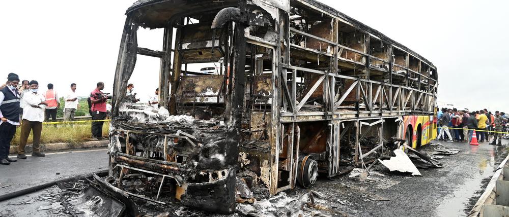 Die verkohlten Überreste des Passagierbusses liegen auf einer Landstraße im Dorf Chinnatekuru.