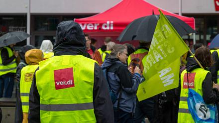  Beschäftigte aus der Versicherungsbranche nehmen in Nürnberg an einem Warnstreik teil.
