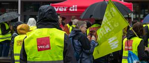  Beschäftigte aus der Versicherungsbranche nehmen in Nürnberg an einem Warnstreik teil.