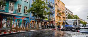 Polizeikräfte sind in der Rigaer Straße in Berlin-Friedrichshain im Einsatz.