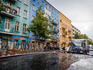 Polizeikräfte sind in der Rigaer Straße in Berlin-Friedrichshain im Einsatz.