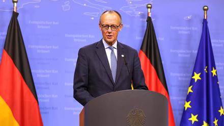 Bundeskanzler Friedrich Merz (CDU) auf der Pressekonferenz in Brüssel.