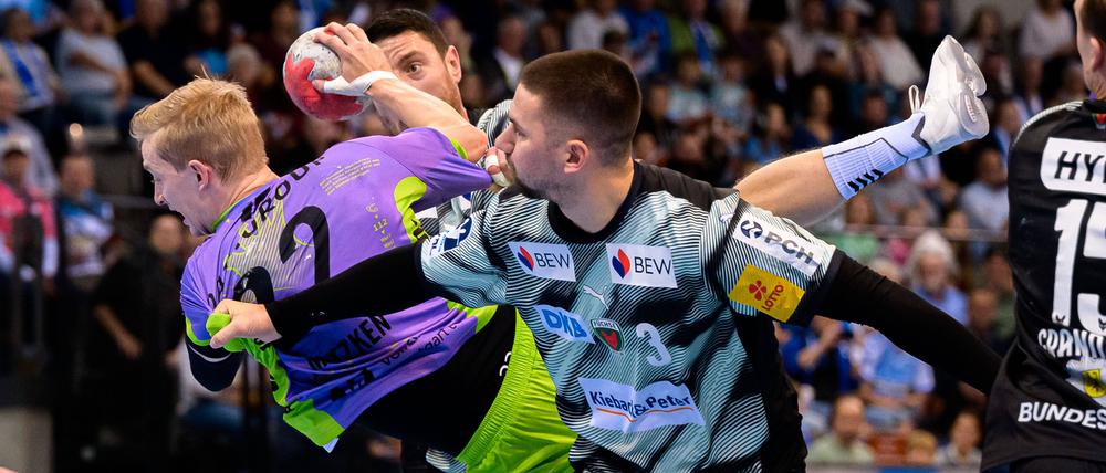 Fabian Wiede (vorn) hat sich in Veszprem verletzt.