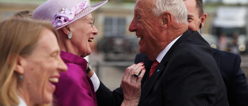 Norwegens König Harald - hier bei einem Besuch bei der damaligen dänischen Königin Margrethe vor zwei Jahren - hat Humor. (Archivbild)