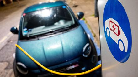 Ein E-Auto wird an einer Ladesäule geladen. 