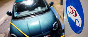 Ein E-Auto wird an einer Ladesäule geladen. 