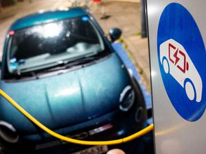 Ein E-Auto wird an einer Ladesäule geladen. 