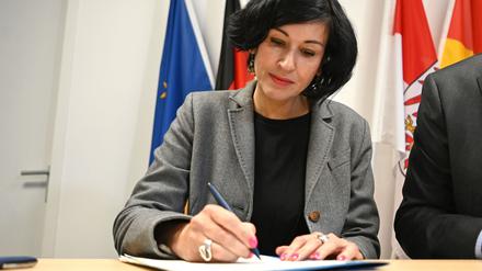 Die neue Potsdamer Oberbürgermeisterin Noosha Aubel (parteilos) hat ihr Amt angetreten.