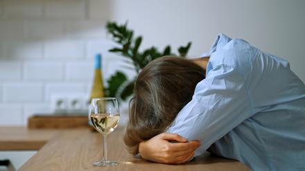 Frauen greifen häufiger zu Alkohol, um Stress zu bewältigen.