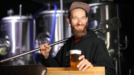 Lucas Delliponti ist Betreiber der Potsdamer Craftbier-Manufaktur „Kessel und Kelle“. Potsdams kleinste Brauerei hat sich jetzt deutlich vergrößert.