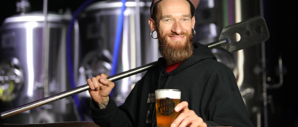 Lucas Delliponti ist Betreiber der Potsdamer Craftbier-Manufaktur „Kessel und Kelle“. Potsdams kleinste Brauerei hat sich jetzt deutlich vergrößert.