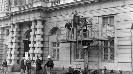 Das Potsdam Museum bringt 1988 seinen Ausleger an der Fassade in der damaligen Wilhelm-Külz-Straße an.