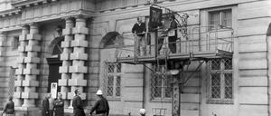 Das Potsdam Museum bringt 1988 seinen Ausleger an der Fassade in der damaligen Wilhelm-Külz-Straße an.