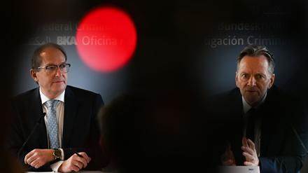 Alexander Dobrindt (CSU, l), Bundesinnenminister, und Holger Münch, BKA-Präsident, stellen auf einer Pressekonferenz im Bundeskriminalamt (BKA) die Bundeslagebilder Rauschgift und Organisierte Kriminalität 2024 vor.