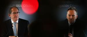 Alexander Dobrindt (CSU, l), Bundesinnenminister, und Holger Münch, BKA-Präsident, stellen auf einer Pressekonferenz im Bundeskriminalamt (BKA) die Bundeslagebilder Rauschgift und Organisierte Kriminalität 2024 vor.