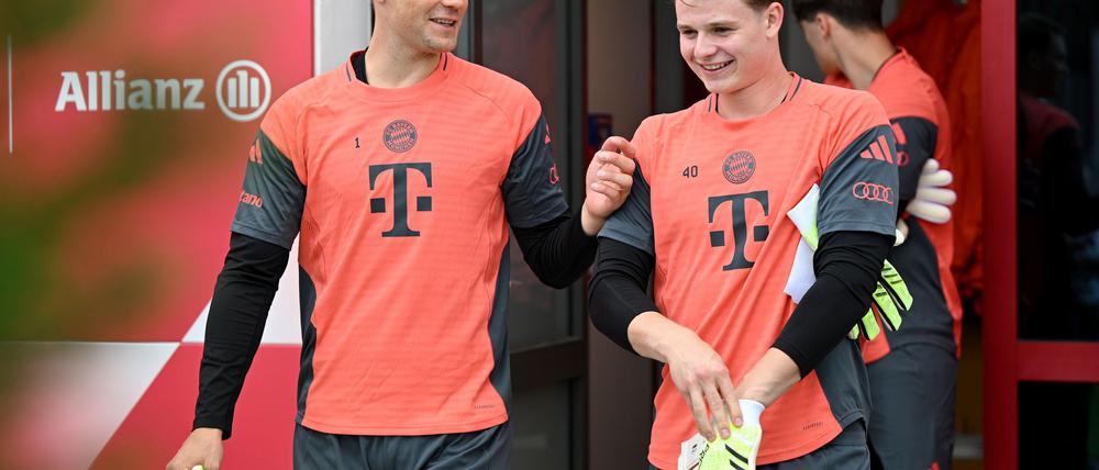 Jonas Urbig (r) darf gegen Gladbach statt Manuel Neuer (l) im Tor ran.