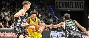 Vor einer Woche gegen Ulm war Boogie Ellis (Mitte) noch dabei. Nun spielt er nicht mehr für Alba.