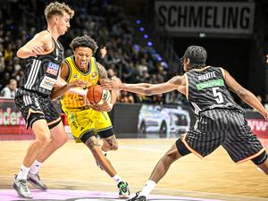 Vor einer Woche gegen Ulm war Boogie Ellis (Mitte) noch dabei. Nun spielt er nicht mehr für Alba.