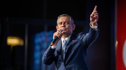 Özgür Özel, CHP-Vorsitzender, spricht während eines Kongresses im April.