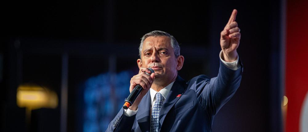 Özgür Özel, CHP-Vorsitzender, spricht während eines Kongresses im April.