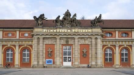 Filmmuseum Potsdam, Marstall des Potsdamer Stadtschlosses, Potsdam, Brandenburg, Deutschland, Europa Film Museum Potsdam, Stables of the Potsdam City Palace, Potsdam, Brandenburg, Germany, Europe Copyright: imageBROKER/WilfriedxWirth ibldwh12713665.jpg Bitte beachten Sie die gesetzlichen Bestimmungen des deutschen Urheberrechtes hinsichtlich der Namensnennung des Fotografen im direkten Umfeld der Veröffentlichung