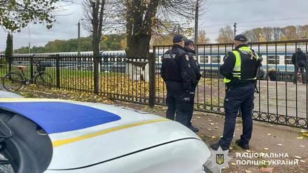 Bei einer Personenkontrolle in einem Zug im Gebiet Schytomyr soll ein Mann bei der Befragung durch eine Grenzbeamtin den Sprengsatz gezündet haben.