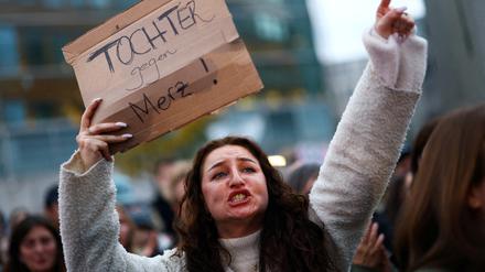 „Tochter gegen Merz“: Eine Demonstrantin in Berlin.
