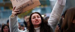 „Tochter gegen Merz“: Eine Demonstrantin in Berlin.