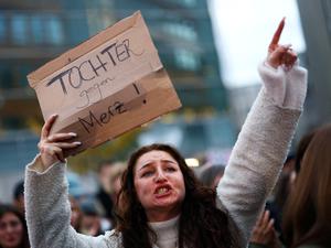 „Tochter gegen Merz“: Eine Demonstrantin in Berlin.