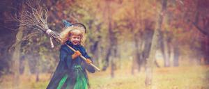 Ein kleines Mädchen verkleidet als eine Hexe