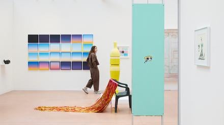 Blick in den Stand der Galerie Air Paris auf der Art Basel Paris.