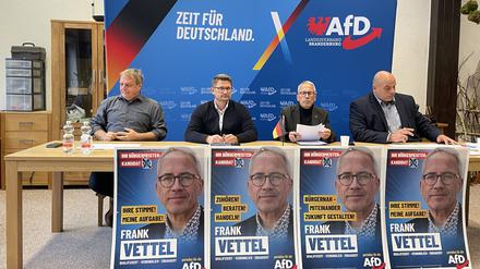 AfD Pressekonferenz in Bad Freienwalde zum knappen Wahlergebnis mit Brandenburgs AfD-Landesvorsitzenden René Springer (2.v.l.), dem unterlegenen AfD-Bürgermeisterkandidat für Bad Freienwalde, Frank Vettel (2.v.r.), AfD-Landtagsabgeordneter Lars Günther (r.).