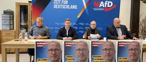 AfD Pressekonferenz in Bad Freienwalde zum knappen Wahlergebnis mit Brandenburgs AfD-Landesvorsitzenden René Springer (2.v.l.), dem unterlegenen AfD-Bürgermeisterkandidat für Bad Freienwalde, Frank Vettel (2.v.r.), AfD-Landtagsabgeordneter Lars Günther (r.).