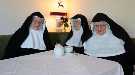 Die drei Nonnen, Schwester Rita (82, l-r), Schwester Regina (86) und Schwester Bernadette (88).