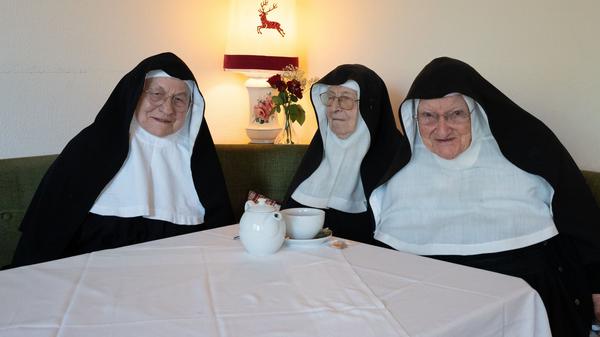 Die drei Nonnen, Schwester Rita (82, l-r), Schwester Regina (86) und Schwester Bernadette (88).