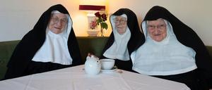 Die drei Nonnen, Schwester Rita (82, l-r), Schwester Regina (86) und Schwester Bernadette (88).