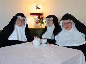 Die drei Nonnen, Schwester Rita (82, l-r), Schwester Regina (86) und Schwester Bernadette (88).