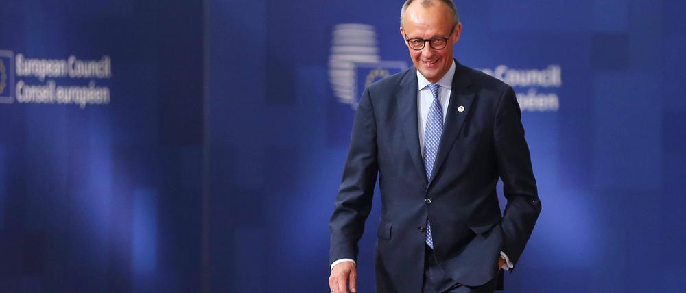 Darf am Dienstag einen „Runden“ feiern: Bundeskanzler Friedrich Merz, auf dem Bild bei einem Besuch in Brüssel am 23. Oktober 2025.