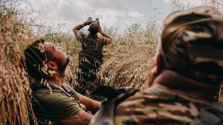 Ukrainische Soldaten suchen nach einem Beschusses der Luftabwehrstellungen in Kostjatyniwka den Himmel auf Drohnen ab.