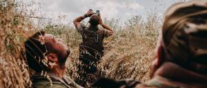 Ukrainische Soldaten suchen nach einem Beschusses der Luftabwehrstellungen in Kostjatyniwka den Himmel auf Drohnen ab.