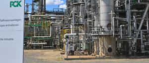 Technische Anlagen zur Rohölverarbeitung auf dem Gelände der PCK-Raffinerie GmbH. Die Raffinerie in Schwedt in der Uckermark im Nordosten von Brandenburg versorgt große Teile des Nordostens Deutschlands mit Treibstoff.