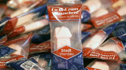 Ein Schaumzucker-Souvenir aus Werdau sorgt für Lacher: Nicht jeder sieht in dem rosafarbenen Stück die historische Uhr der Stadt.