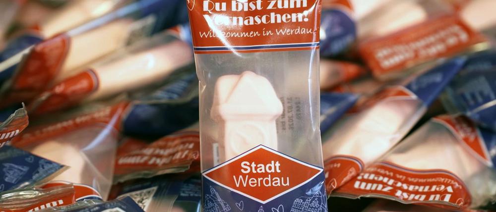 Ein Schaumzucker-Souvenir aus Werdau sorgt für Lacher: Nicht jeder sieht in dem rosafarbenen Stück die historische Uhr der Stadt.