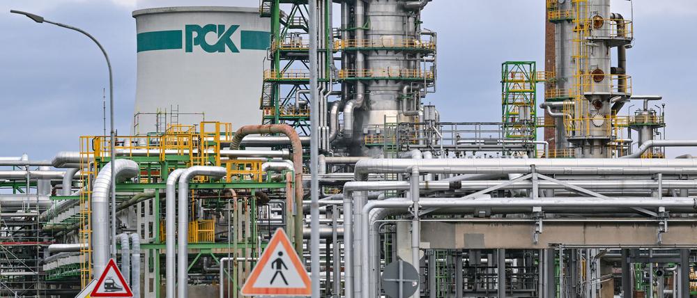 Deutsche Rosneft-Beteiligungen wie die PCK-Raffinerie dürften nach Einschätzung der Regierung nicht unter die Sanktionen fallen. (Archivbild)