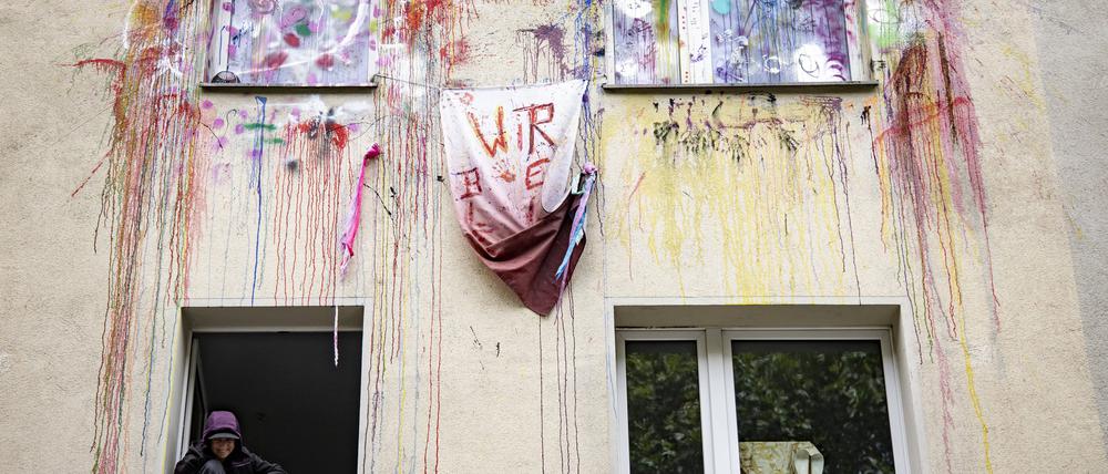 Banner und Schriften an der Fassade -Räumung des Hauses Habersaathstrasse 48 in Berlin am 9. August 2023. Räumung des Hauses Habersaathstrasse 48