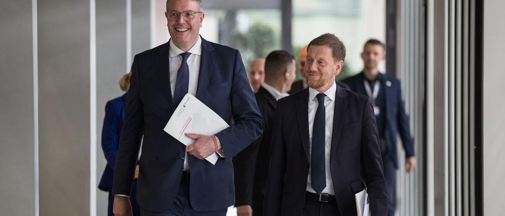 Der Vorsitzende der Ministerpräsidentenkonferenz Alexander Schweitzer (SPD) und sein Vize, Michael Kretschmer (CDU) sehen sich als „Möglichmacher“.