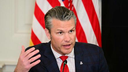 Pentagon-Chef Pete Hegseth spricht zu Journalisten.