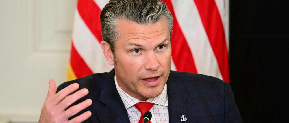 Pentagon-Chef Pete Hegseth spricht zu Journalisten.