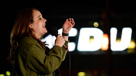 Abwägende Worte, aber auch demonstrativer Protest vor der Parteizentrale des politischen Gegners: Die Grünen-Politikerin Ricarda Lang in der „Stadtbild“-Debatte.